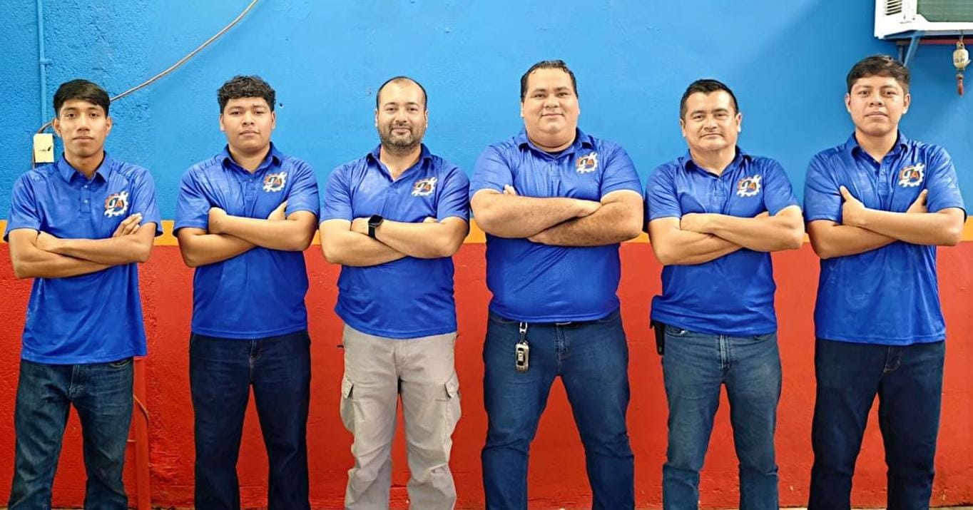 Equipo de mecánicos de Josari frente al taller en Tuxtla Gutiérrez